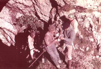 Grotta di monte Cucco: all’ingresso (Zuffa, Pasini, Guerra)