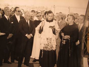 Inaugurazione del nuovo stabilimento di via Larga 35, Bologna (Da sinistra: comm. Armando Guerra, on. Giovanni Spadolini, comm. Giorgio Barbieri, padre Tommaso Toschi, on. Agostino Bignardi, comm. Antenore Guerra)